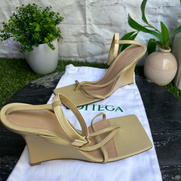BOTTEGA VENETA 
USD 1100
STRETCH SANDAL Wedge
LOUNGE NAPPA
CANE SUGAR  38 US 8 - Picture 8 of 16